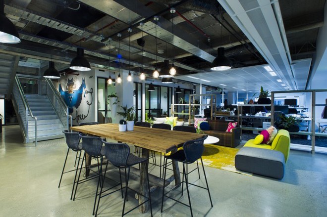 Không gian văn phòng được thiết kế theo không gian mở để các nhân việc có thể kết nối với nhau một cách dễ dàng hơn.