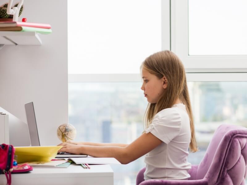 Hướng dẫn trẻ ngồi chuẩn tư thế