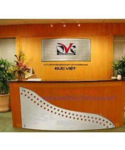Backdrop ốp gỗ quầy lễ tân BD04