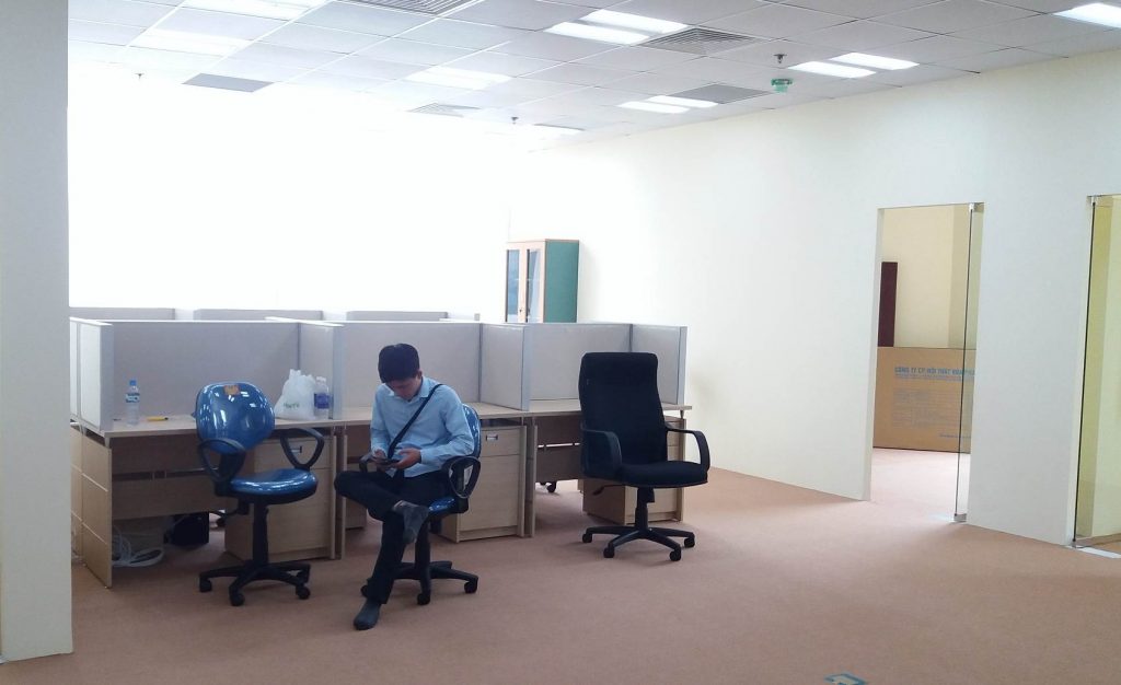 Vách ngăn bàn nỉ kính màu nâu xám