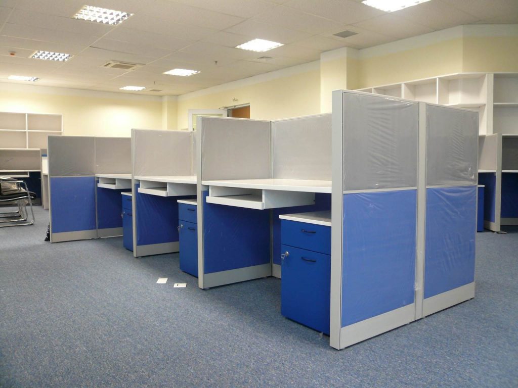 Hình ảnh bàn vách nỉ kính màu xanh