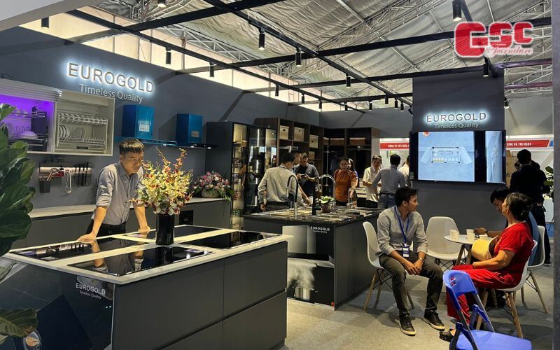Top 30 ý tưởng thiết kế gian hàng hội chợ triển lãm đẹp nhất 8 Gian hàng của EuroGold với tông màu đơn giản, sang trọng
