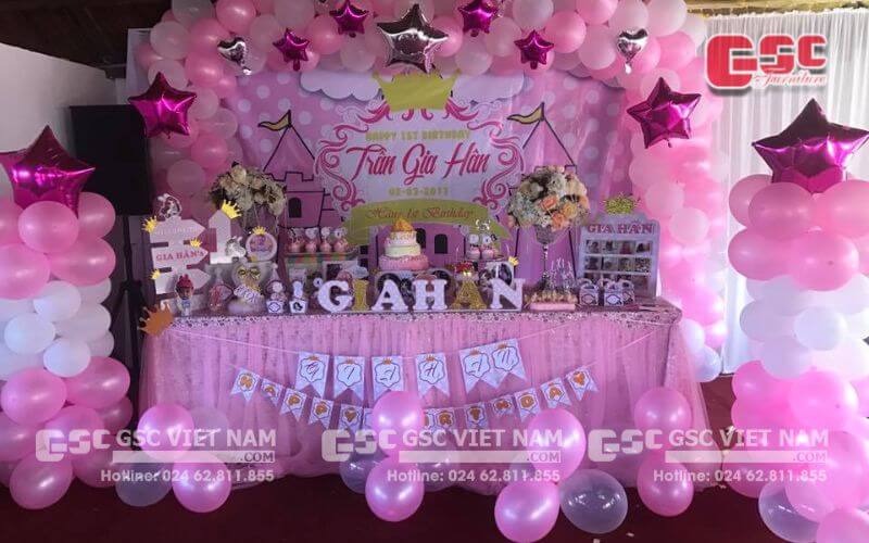 Hướng dẫn trang trí tiệc thôi nôi cho bé gái tại nhà 11 Trang trí bàn gallery thôi nôi