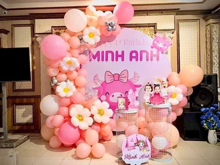 Hướng dẫn trang trí tiệc thôi nôi cho bé gái tại nhà 7 Trang trí sân khấu phong cách chibi cho bé
