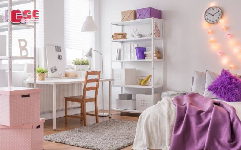 Bé gái rất thích phòng ngủ của mình được trang trí bằng màu tím, màu hồng