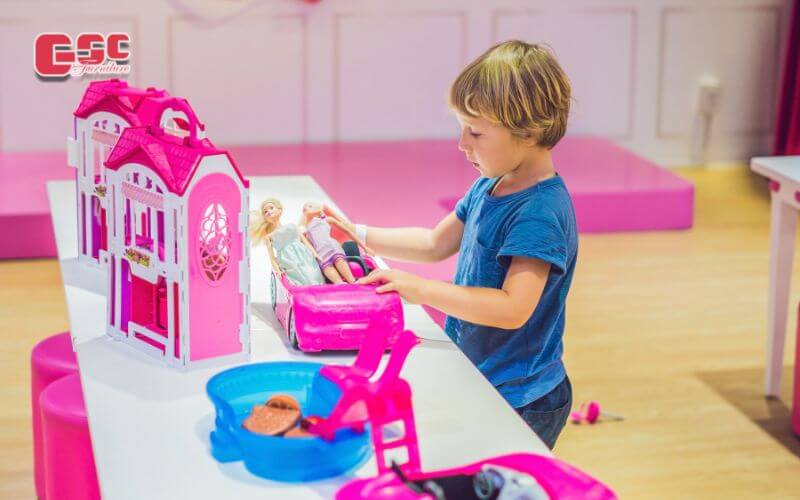 Bé trai lớn lên sẽ là nhà thiết kế tài ba khi phòng ngủ của bé màu hồng và nhiều búp bê