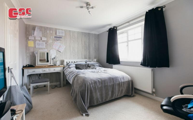 Bố trí giường ngủ cạnh cửa sổ để bé đón ánh sáng tự nhiên