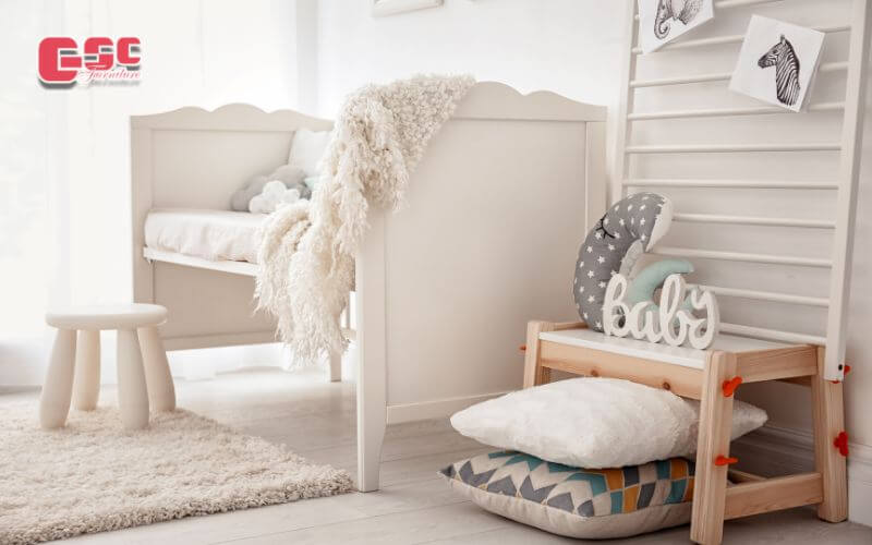 Bố trí thêm gối, chữ baby trong phòng ngủ của bé