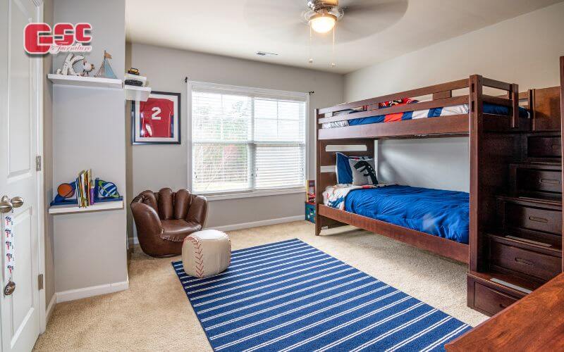 Cách bậc thang của giường tầng cũng có ngăn đề đồ