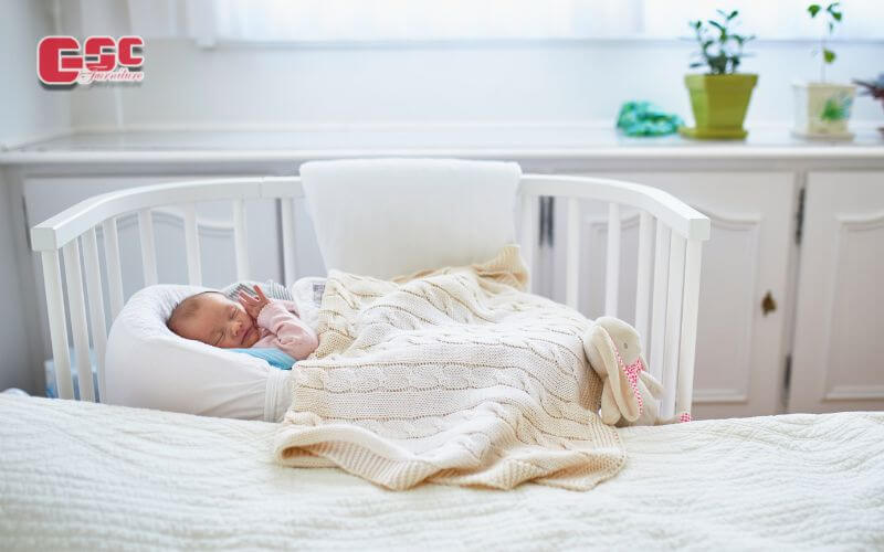 Đảm bảo chất liệu như chăn, gối, đệm an toàn cho da nhạy cảm của trẻ