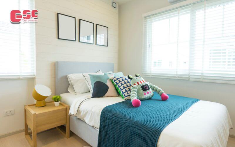 Phòng ngủ con trai cần đơn giản với tranh treo tường, nhiều gối ôm, gấu ôm