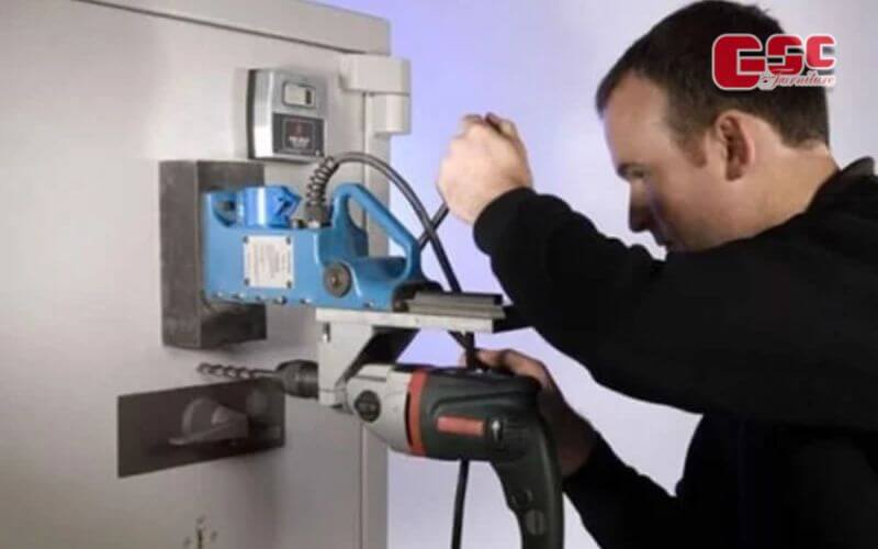 "Thủ thuật" mở két sắt Hòa Phát khi mất chìa, quên mật khẩu 6 Sử dụng máy khoan mở két sắt