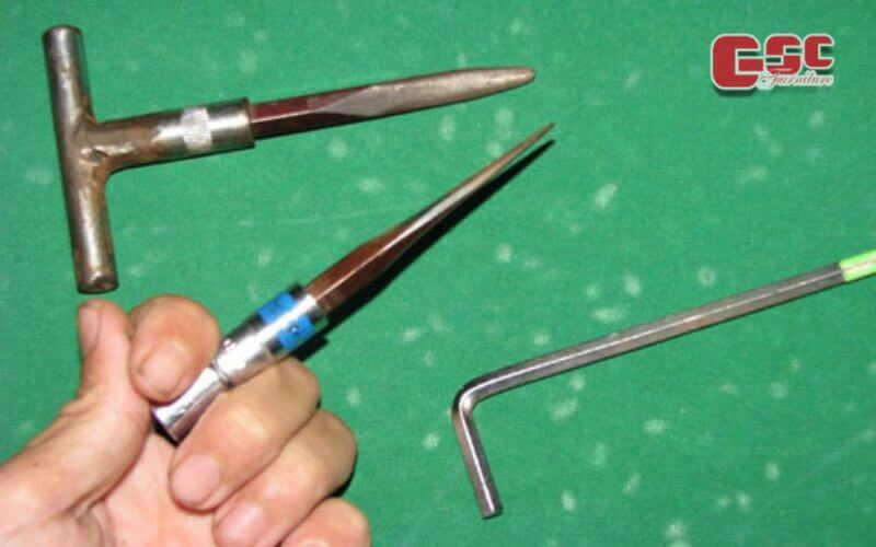 "Thủ thuật" mở két sắt Hòa Phát khi mất chìa, quên mật khẩu 7 Sử dụng thanh sắt chữ L để mở khóa két sắt Hòa Phát