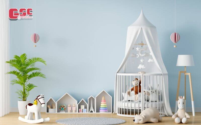 Thiết kế phòng ngủ cho trẻ sơ sinh với tông màu trắng và màu ghi giúp trẻ dễ ngủ và không rối mắt