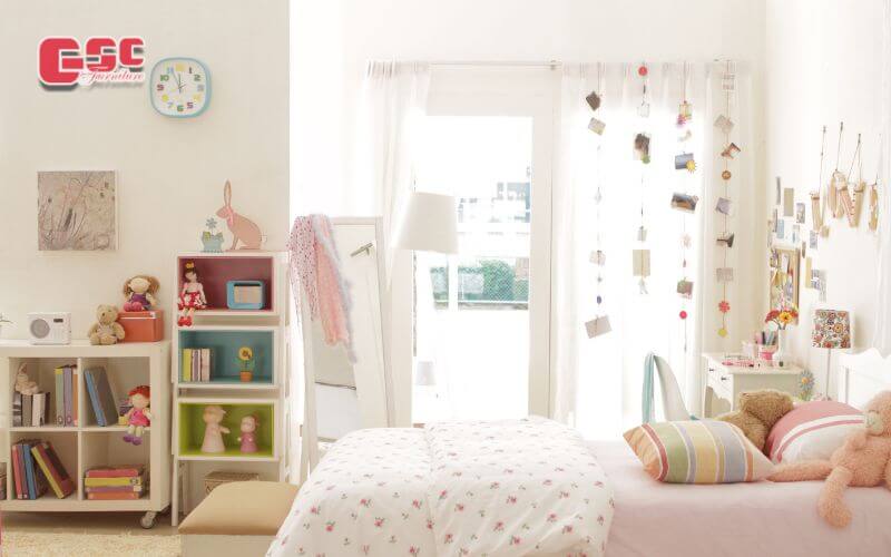 Trang trí phòng ngủ bé gái bằng nhiều búp bê, dây treo hand made