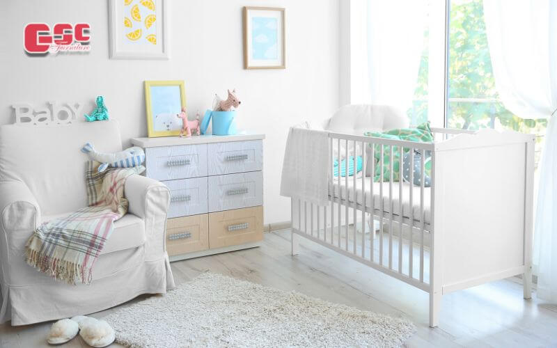 Trang trí phòng ngủ cho trẻ sơ sinh với tông màu đơn giản, giường cũi hợp với cân nặng