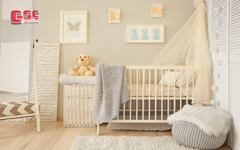 Trang trí thêm cho phòng ngủ của trẻ sơ sinh bằng tranh treo tường, gấu bông