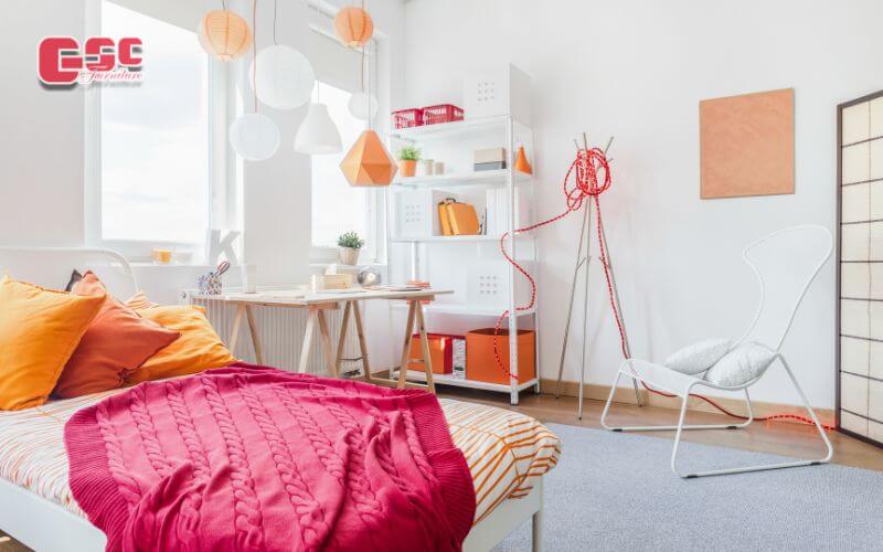 Trang trí thêm đèn lồng, giá sách để bé gái năng động, tìm tòi hơn