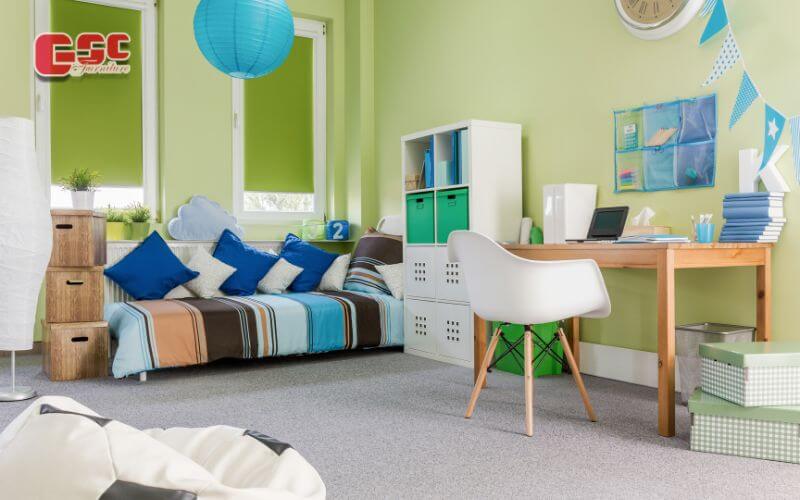 Trang trí thêm đèn lồng và tường xanh lá giúp bé trai sáng tạo hơn