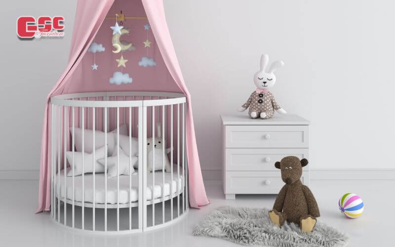 Trẻ sơ sinh rất thích đèn ông sao, hình mặt trăng. hình đám mây treo trên cao