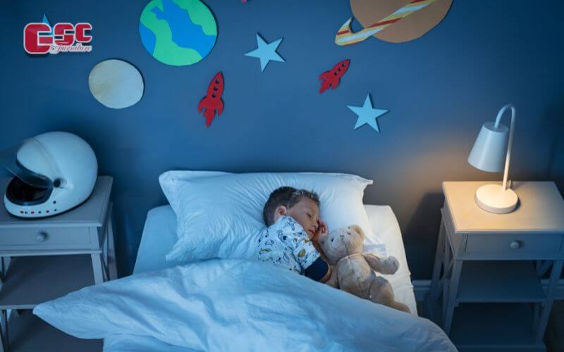 Treo các biểu tượng liên quan đến vũ trụ, tốc độ giúp bé trai thông minh hơn