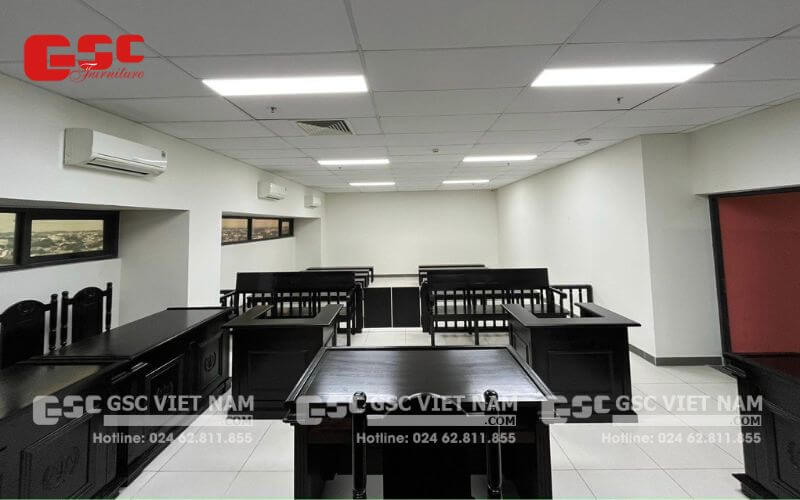 Yêu cầu về kích thước bàn ghế chủ tọa trong phòng xử án 24 Bàn ghế chủ tọa
