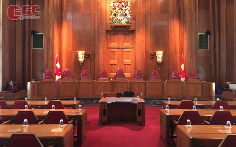 Yêu cầu về kích thước bàn ghế chủ tọa trong phòng xử án