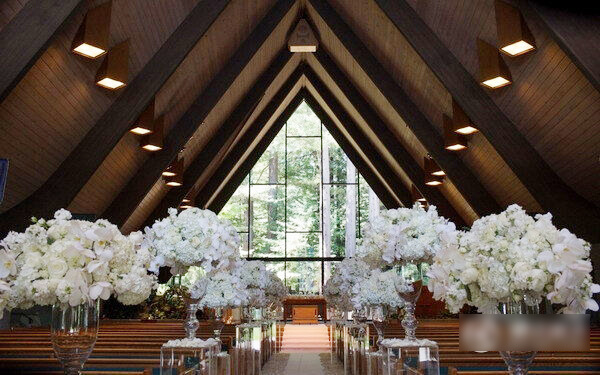 5 ý tưởng trang trí đám cưới nhà thờ không thể bỏ qua Dùng hoa để trang trí