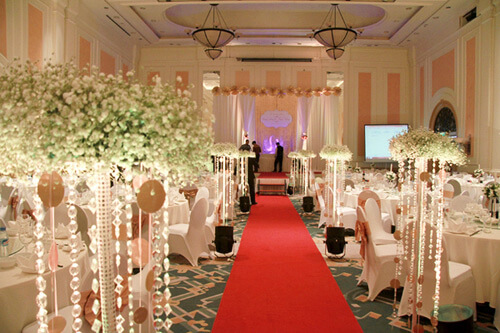 5s ý tưởng trang trí tiệc cưới nhà thờ không thể bỏ qua Màu trắng trong nhà thờ thể hiện sự sang trọng và thanh nhã