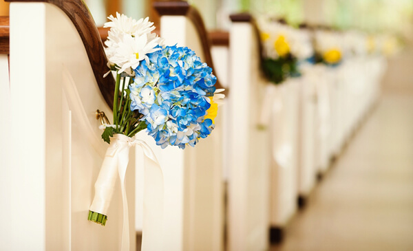 5 ý tưởng trang trsi đám cưới nhà thờ không thể bỏ qua Treo đóa hoa trên ghế hội trường để tạo điểm nhấn