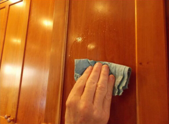 Mẹo nhỏ giúp tủ bếp nhà bạn lúc nào cũng sạch bong như mới Mẹo nhỏ giúp tủ bếp nhà bạn lúc nào cũng sạch bong như mới