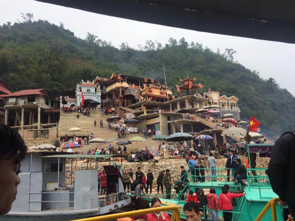 Đền Chúa Thác Bờ nhìn từ xa