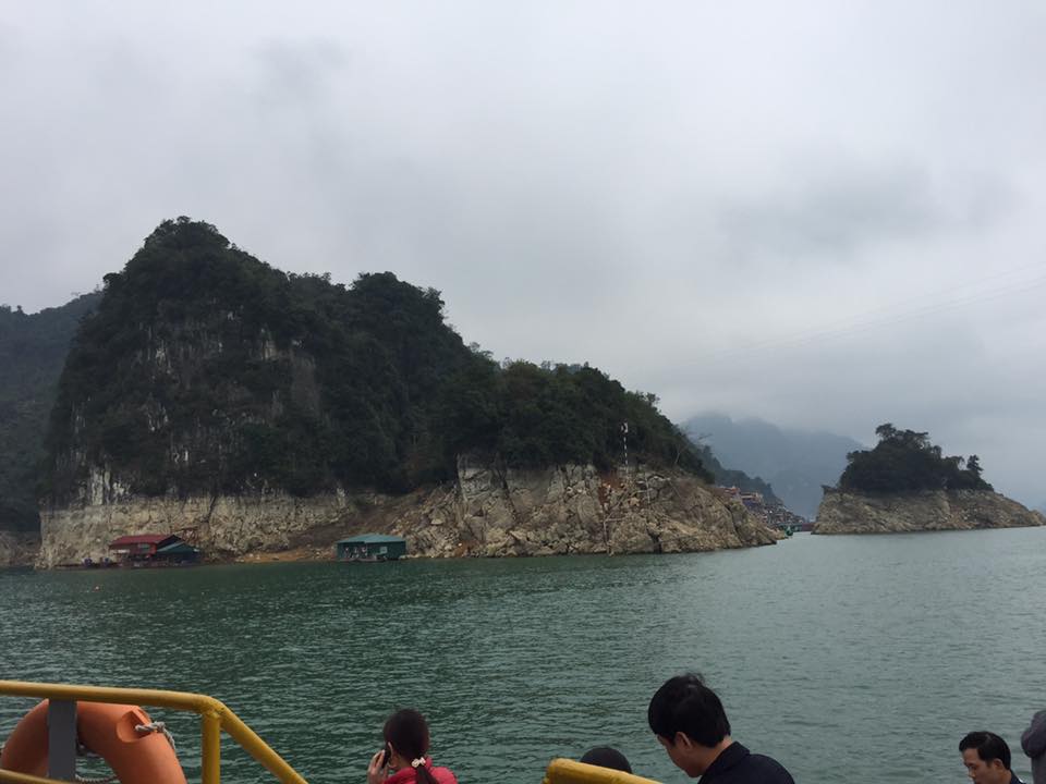 Khung cảnh trên đường đi đến động Thác Bờ