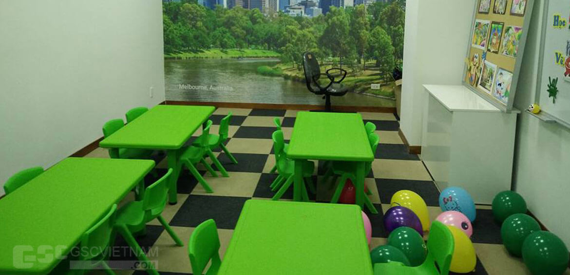 Bộ bàn ghế cho học viên rất đầy đủ và đẹp mắt