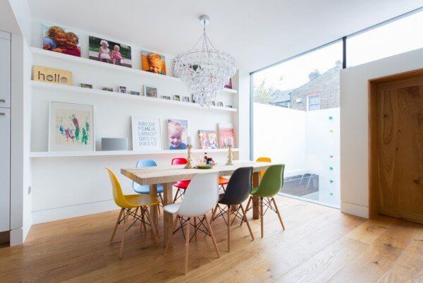 Thiết kế nhà bếp nổi bật với bàn ghế ăn rực rỡ 