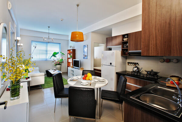 Thiết kế nhà bếp nổi bật với bàn ghế ăn rực rỡ 