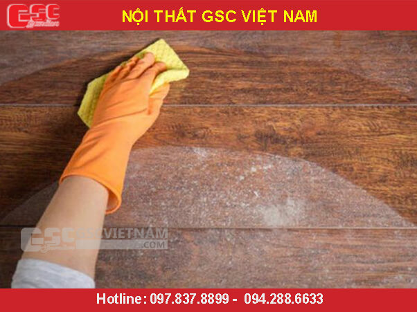 Thường xuyên lau chùi để loại bỏ bụi bẩn bám trên đồ gỗ nội thất văn phòng