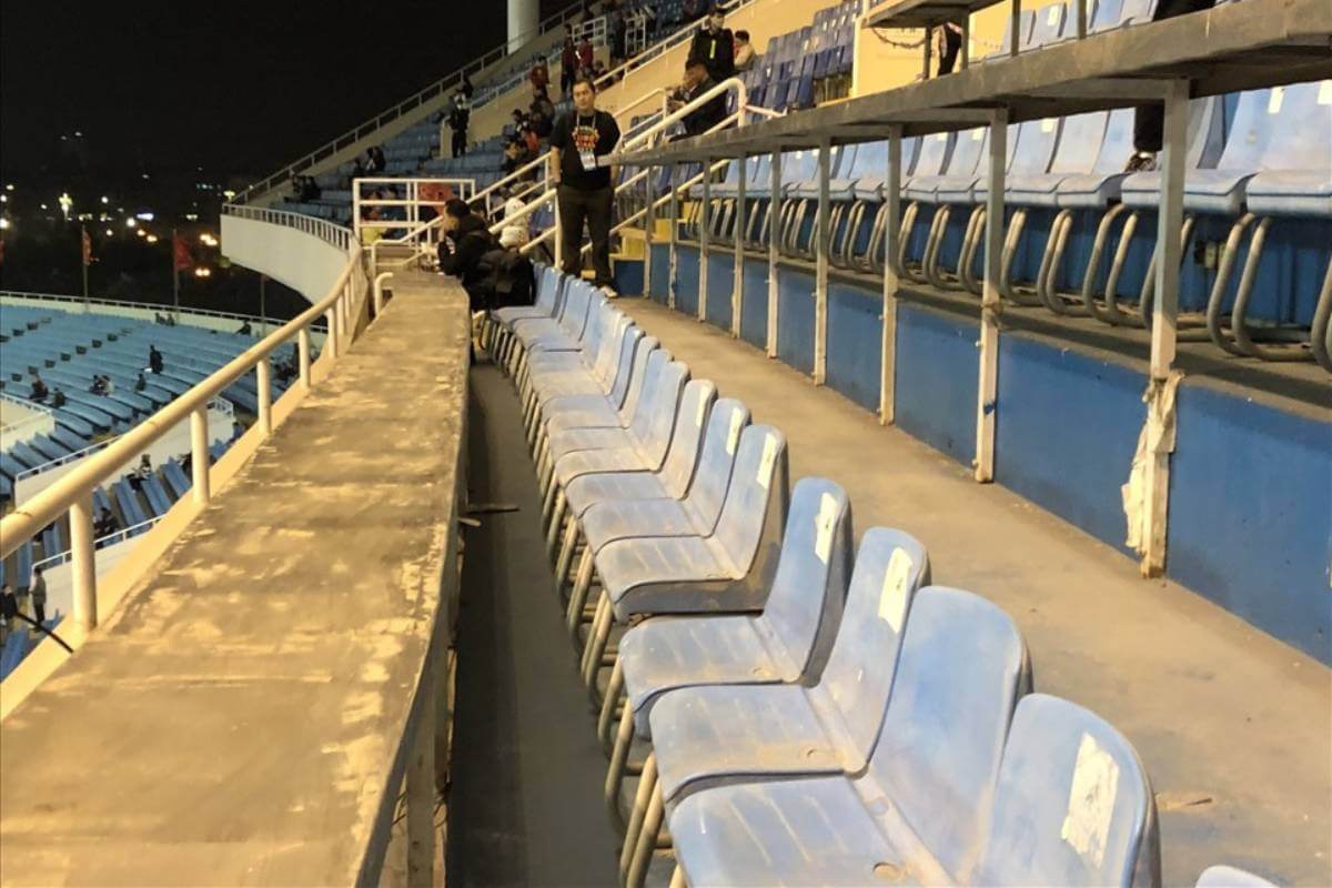 Ghế khán đài bị xuống cấp trầm trọng
