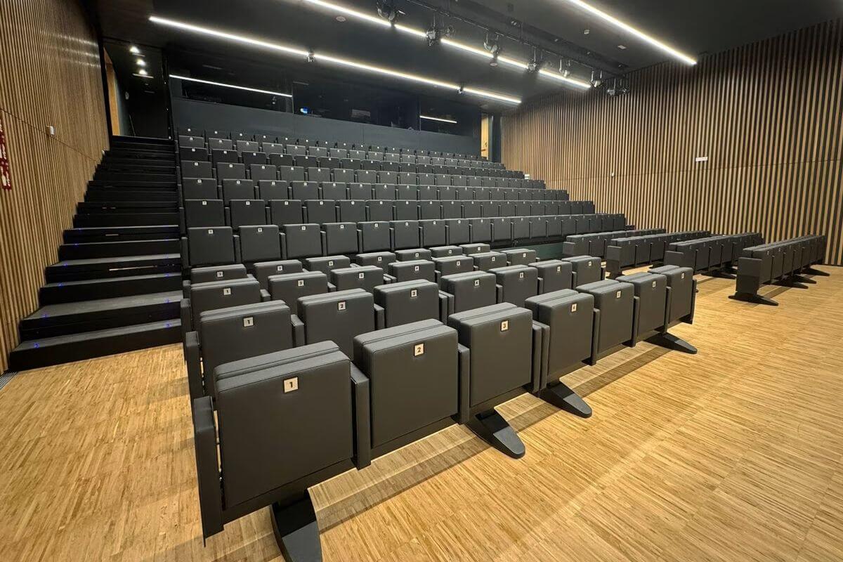 Tìm hiểu hệ thống ghế hội trường Mutawheel của Figuegas 6 Dự án hội trường của Figuegas sử dụng hệ thống ghế hội trường Mutawheel Seating System