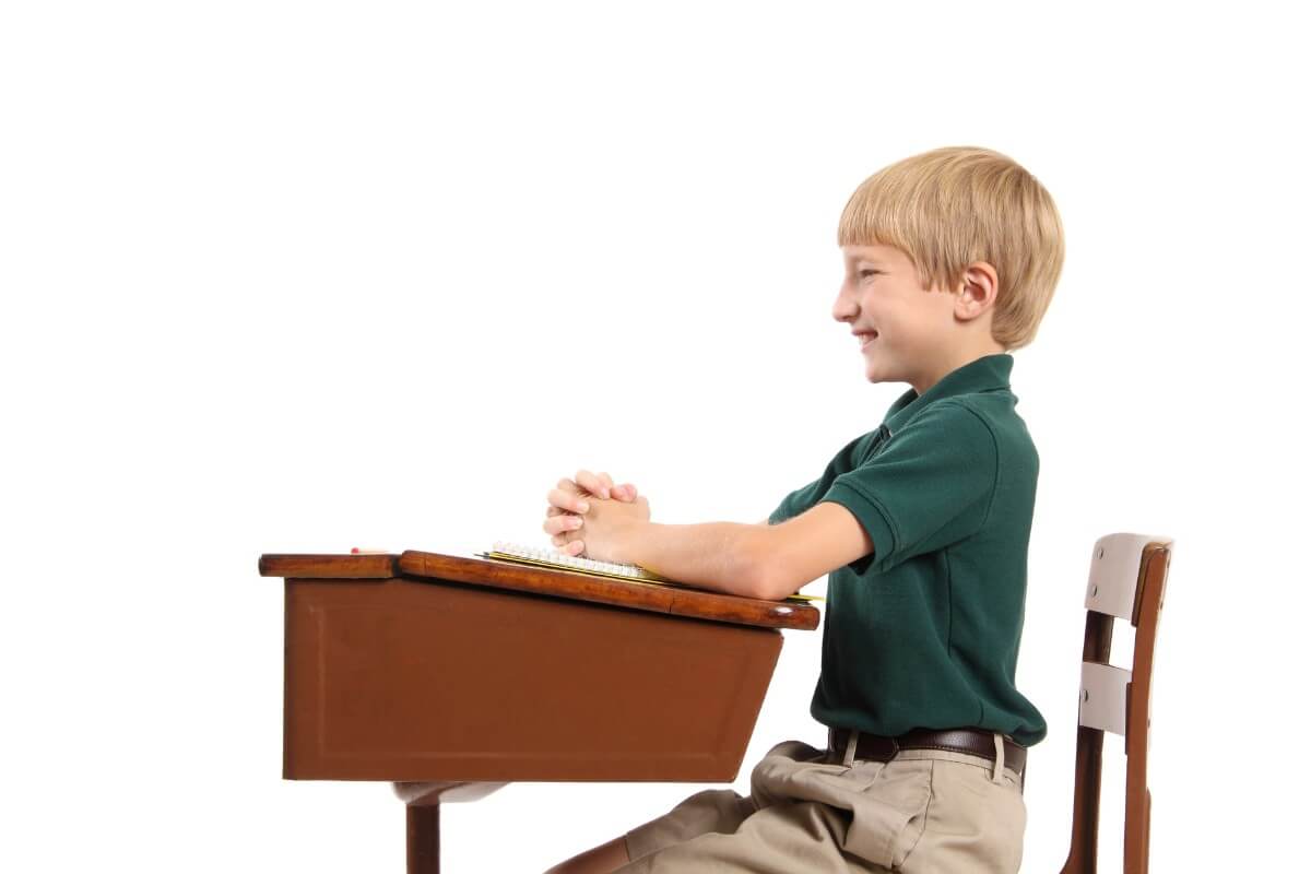 Chọn mẫu bàn ghế học sinh phù hợp với chiều cao của trẻ